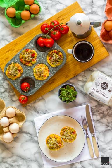 Zdjęcie - Muffiny jajeczne z wędzonym pstrągiem i pomidorami - Przepisy kulinarne ze zdjęciami