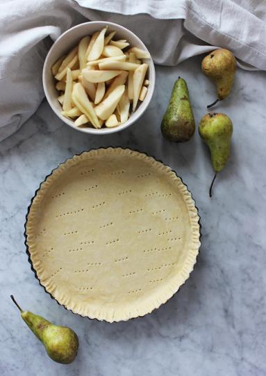 Zdjęcie - Tarta z gruszkami, serem pleśniowym i żurawiną - Przepisy kulinarne ze zdjęciami