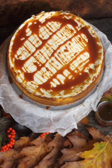 Zdjęcie - Sernik dyniowy z polewą z solonego karmelu - Przepisy kulinarne ze zdjęciami