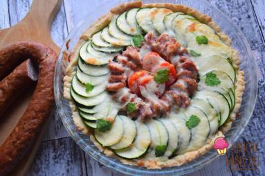 Zdjęcie - Tarta z kiełbasą, warzywami i mozzarellą - Przepisy kulinarne ze zdjęciami