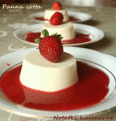 Zdjęcie - Waniliowa panna cotta z białą czekoladą i sosem truskawkowym - Przepisy kulinarne ze zdjęciami