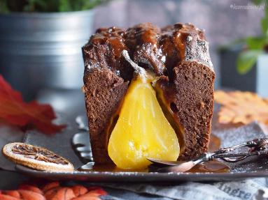 Zdjęcie - Ciasto korzenne z gruszkami i sosem karmelowym / Gingrebread cake with pears and caramel sauce - Przepisy kulinarne ze zdjęciami