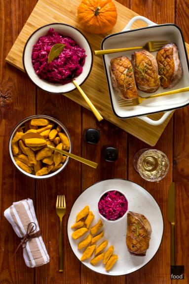 Zdjęcie - Piersi z kaczki z dyniowymi kopytkami i zasmażaną czerwoną kapustą z truskawkami - Przepisy kulinarne ze zdjęciami