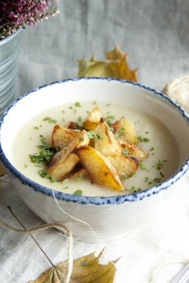 Zdjęcie - Kremowa zupa z selera z pieczonymi ziemniakami - Przepisy kulinarne ze zdjęciami