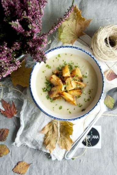 Zdjęcie - Kremowa zupa z selera z pieczonymi ziemniakami - Przepisy kulinarne ze zdjęciami