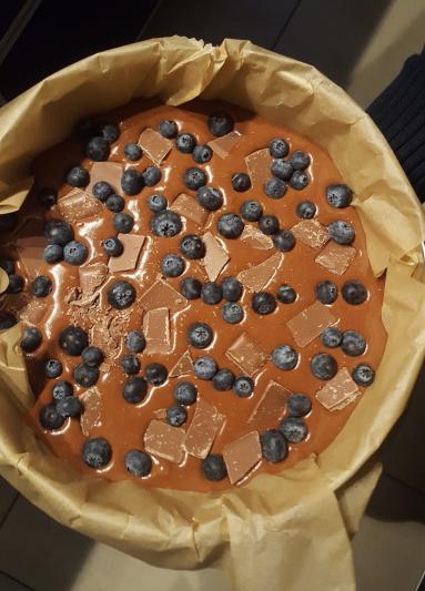Zdjęcie - Mega czekoladowe, Świąteczne, Andrzejkowe, po prostu Brownie - potrójnie czekoladowe Brownie z borówkami - Przepisy kulinarne ze zdjęciami