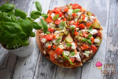 Zdjęcie - Pizza z patelni - Przepisy kulinarne ze zdjęciami