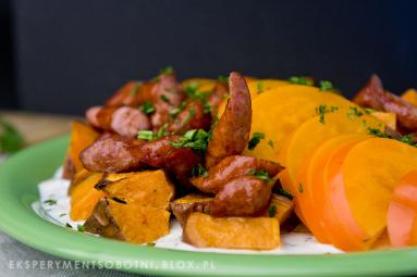 Zdjęcie - ciepła salatka z batatów, kaki i kielbasek pieprzowych - kulinarny ... - Przepisy kulinarne ze zdjęciami