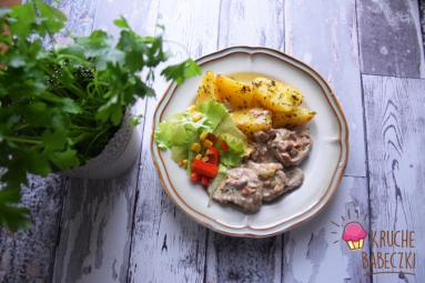Zdjęcie - Polędwiczki wieprzowe w sosie kurkowym i ziemniaczki pieczone z nutą mięty - Przepisy kulinarne ze zdjęciami