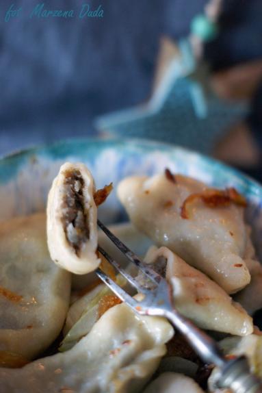 Zdjęcie - Pierogi z soczewicą, kapustą i grzybami - Przepisy kulinarne ze zdjęciami