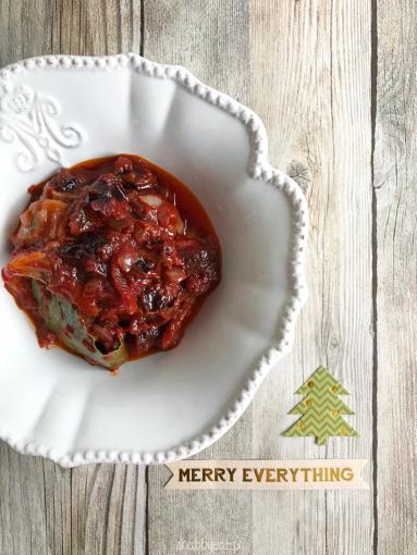 Zdjęcie - Śledzie w sosie pomidorowym ze śliwkami - Przepisy kulinarne ze zdjęciami