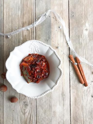 Zdjęcie - Śledzie w sosie pomidorowym ze śliwkami - Przepisy kulinarne ze zdjęciami