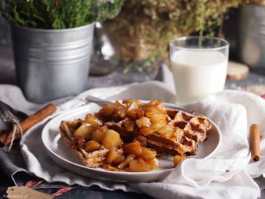Zdjęcie - Tosty francuskie z gofrownicy z karmelizowanymi jabłkami / French toast waffles with caramelised apples - Przepisy kulinarne ze zdjęciami