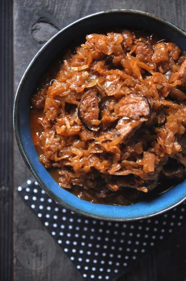 Zdjęcie: Bigos z kiełbasą i ciemnym piwem Zdjęcie - Bigos z kiełbasą i ciemnym piwem - Przepisy kulinarne ze zdjęciami