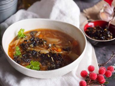 Zdjęcie - Postny kapuśniak z grzybami / Cabbage and mushroom soup - Przepisy kulinarne ze zdjęciami