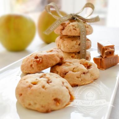 Zdjęcie - Ciasteczka z jabłkami i krówkami - Przepisy kulinarne ze zdjęciami