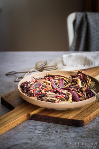 Zdjęcie - Pieczona sałata radicchio z granatem i balsamico - Przepisy kulinarne ze zdjęciami
