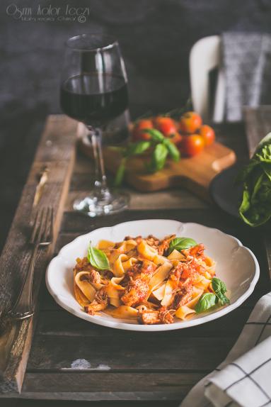Zdjęcie - Tagliatelle z pomidorowym ragout z wieprzowiną - Przepisy kulinarne ze zdjęciami