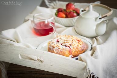 Zdjęcie - Drożdżówki z truskawkami, kokosową kruszonką i ricottą - Przepisy kulinarne ze zdjęciami