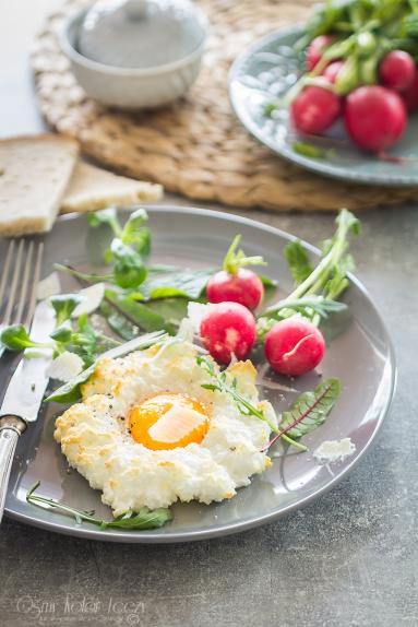 Zdjęcie - Jajka na chmurce - Przepisy kulinarne ze zdjęciami