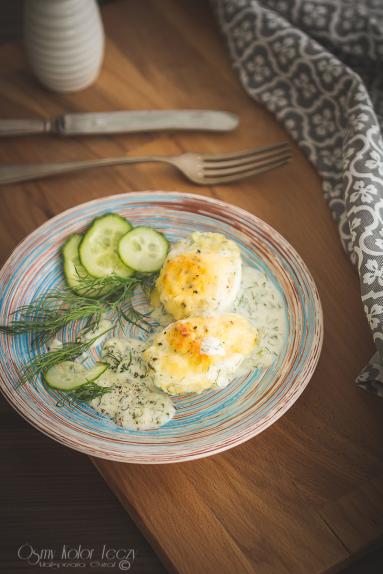 Zdjęcie - Faszerowane jajka zapiekane w sosie koperkowym - Przepisy kulinarne ze zdjęciami
