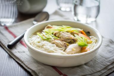 Zdjęcie - Kokosowa zupa z kurczakiem i makaronem ryżowym - Przepisy kulinarne ze zdjęciami