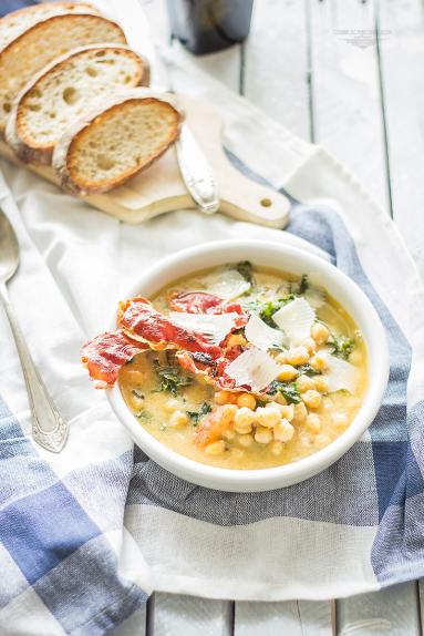 Zdjęcie - Pożywna zupa z ciecierzycy z jarmużem - Przepisy kulinarne ze zdjęciami