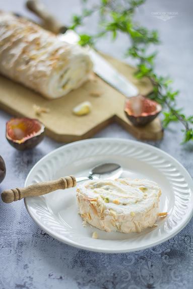 Zdjęcie - Rolada bezowa z kremem jogurtowym i marakują - Przepisy kulinarne ze zdjęciami