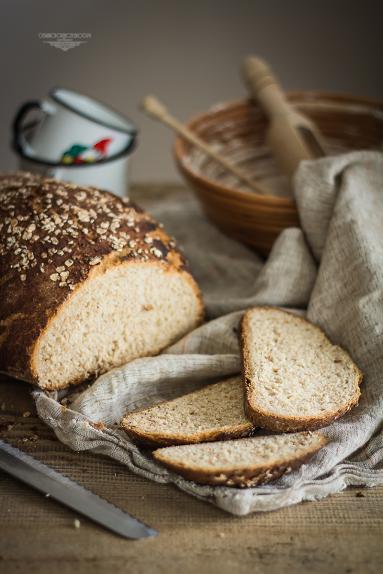 Zdjęcie - Pełnoziarnisty chleb z miodem i płatkami owsianymi - Przepisy kulinarne ze zdjęciami
