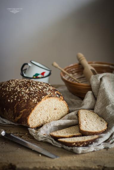 Zdjęcie - Pełnoziarnisty chleb z miodem i płatkami owsianymi - Przepisy kulinarne ze zdjęciami