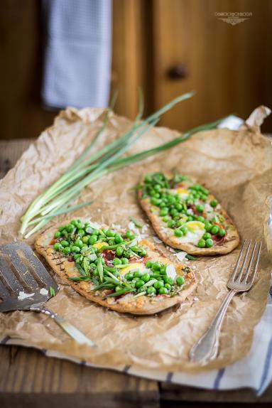 Zdjęcie - Pizza „primavera” na domowym pełnoziarnistym płaskim chlebie - Przepisy kulinarne ze zdjęciami