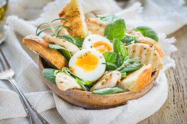 Zdjęcie - Grillowany kurczak w gorczycy ze szpinakiem i jajkiem - Przepisy kulinarne ze zdjęciami