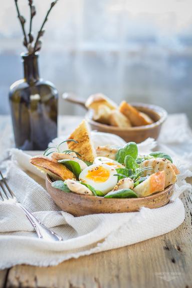 Zdjęcie - Grillowany kurczak w gorczycy ze szpinakiem i jajkiem - Przepisy kulinarne ze zdjęciami