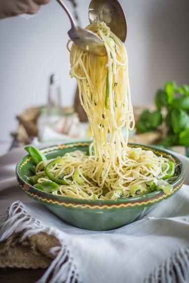 Zdjęcie - Spaghetti z zielonymi warzywami - Przepisy kulinarne ze zdjęciami
