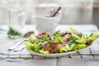 Zdjęcie - Orzechowy kurczak na zielonej sałacie z groszkiem - Przepisy kulinarne ze zdjęciami