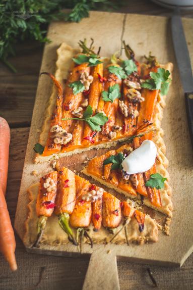 Zdjęcie - Krucha pikantna tarta z marchewką - Przepisy kulinarne ze zdjęciami