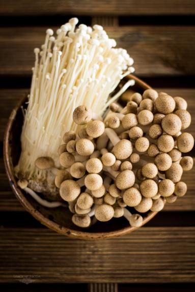 Zdjęcie - Serowa polenta z grzybami enoki i shimeji - Przepisy kulinarne ze zdjęciami