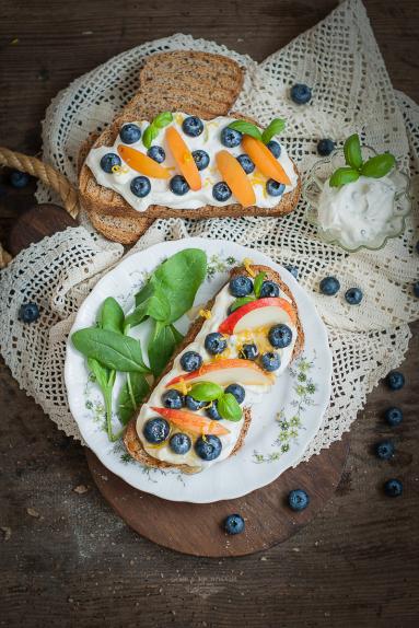 Zdjęcie - Razowe tosty z bazyliowym serkiem i świeżymi owocami - Przepisy kulinarne ze zdjęciami