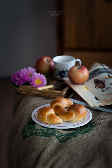Zdjęcie - Drożdżowe rogaliki z jabłkami - Przepisy kulinarne ze zdjęciami