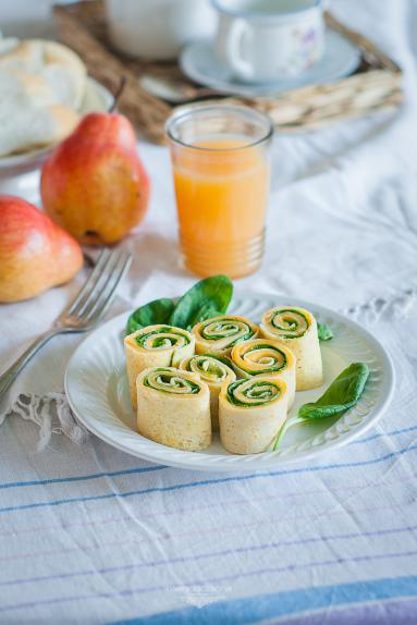 Zdjęcie - Ślimaczki z omletów z żółtym serem i szpinakiem - Przepisy kulinarne ze zdjęciami