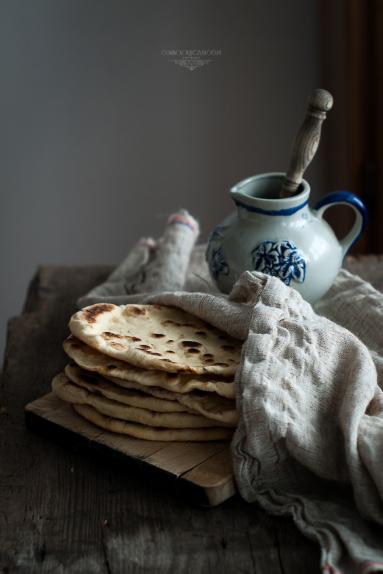 Zdjęcie - Naan – indyjskie placki chlebowe z patelni - Przepisy kulinarne ze zdjęciami