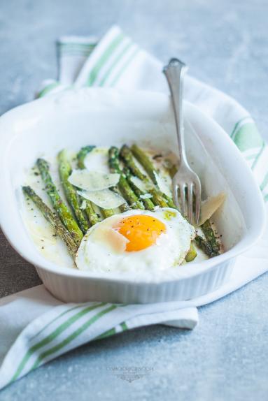 Zdjęcie - Pieczone zielone szparagi z jajkiem i parmezanem - Przepisy kulinarne ze zdjęciami