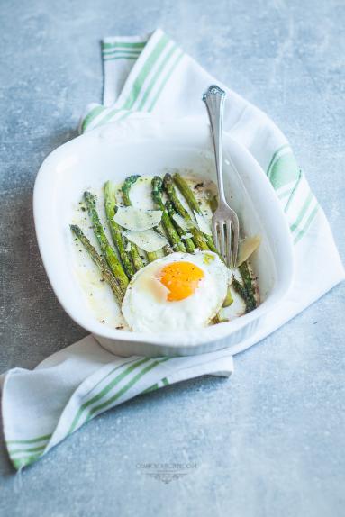 Zdjęcie - Pieczone zielone szparagi z jajkiem i parmezanem - Przepisy kulinarne ze zdjęciami