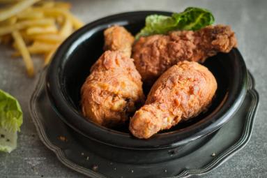 Zdjęcie - Pikantne udka kurczaka w chrupiącej panierce - Przepisy kulinarne ze zdjęciami
