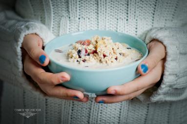 Zdjęcie - Nie wychodź z domu bez śniadania! – Kształtujmy zdrowe przyzwyczajenia – przepis na owsiankę z bakaliami. - Przepisy kulinarne ze zdjęciami