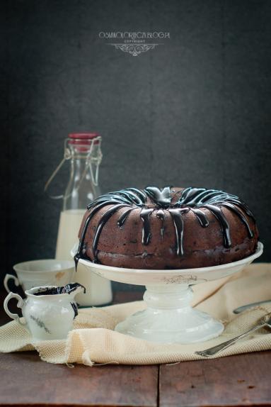 Zdjęcie - Babka czekoladowa z kandyzowanymi wiśniami. - Przepisy kulinarne ze zdjęciami