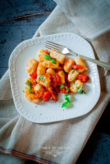 Zdjęcie - Ziemniaczane gnocchi z sosem ze świeżych pomidorów. - Przepisy kulinarne ze zdjęciami