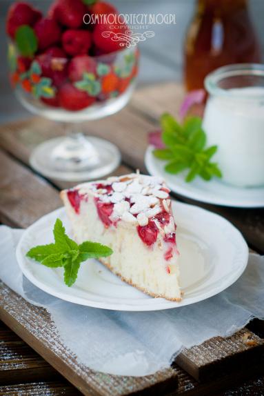 Zdjęcie - Ciasto jogurtowe z truskawkami i płatkami migdałów. - Przepisy kulinarne ze zdjęciami