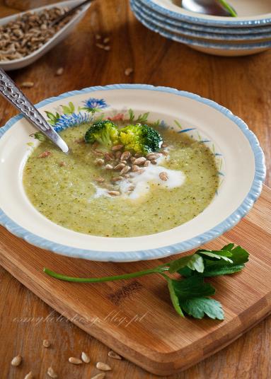 Zdjęcie - Zupa ziemniaczano-brokułowa z prażonymi ziarnami słonecznika. - Przepisy kulinarne ze zdjęciami