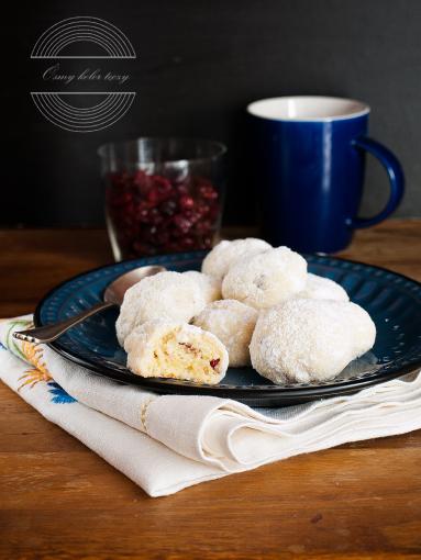 Zdjęcie - Śnieżki – ciasteczka z białą czekoladą i żurawiną - Przepisy kulinarne ze zdjęciami